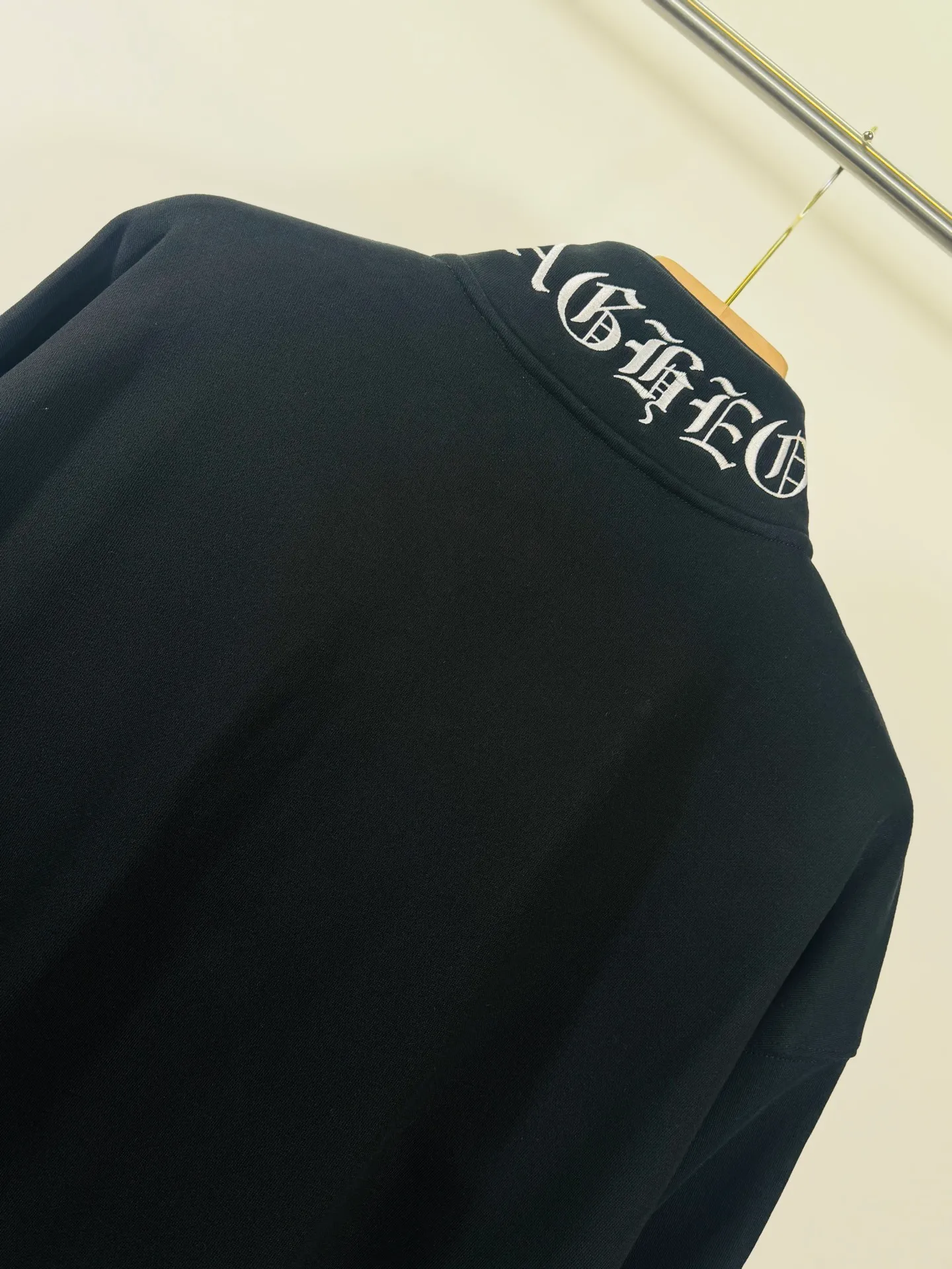 P290 top version, real shot without P, ​​different from market currency) 𝗖𝗵𝗿𝗼𝗺𝗲 𝗛𝗲𝗮𝗿𝘁𝘀/Cro Heart 2025 washed patch embroidery autumn and winter new original single counter American laser burnt 3D embroidery couple stand collar zipper casual sweatshirt 👑The highest version! Customized fabric 430g tripe terry fabric! American acid-washed and distressed original fabric laser burnt ✟appliqué embroidery and exquisite embroidery of letters! The best-selling model in the counter, very comfortable to wear. Accessories: original molded and authenticated collar label➕100% silk wash label. Genuine purchase-grade original hangtag➕matching hanging rope➕3D hanging beads➕original packaging bag. Craftsmanship: The original version has consistent wiring! The highest version of the armhole matching technique! Color: White Black Size: S M L XL Style Number: 25-379